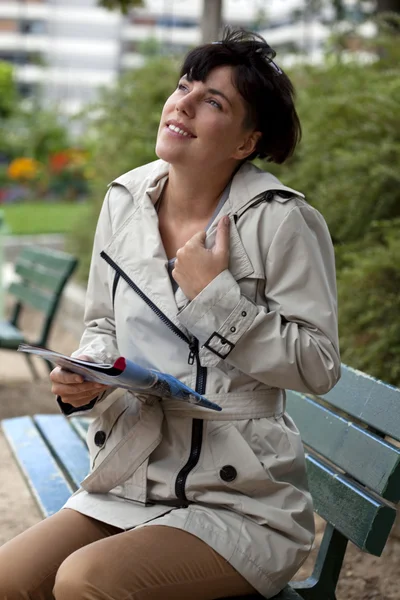 Femme en plein air — Photo