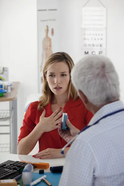 Behandeling van astma, vrouw — Stockfoto