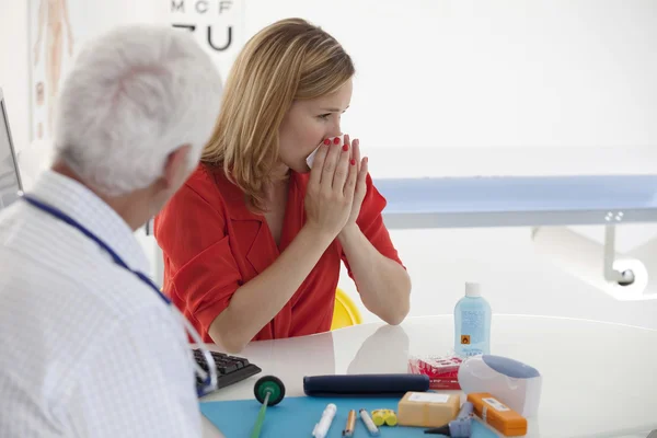 DONNA IN CONSULTAZIONE, DIALOGO — Foto Stock