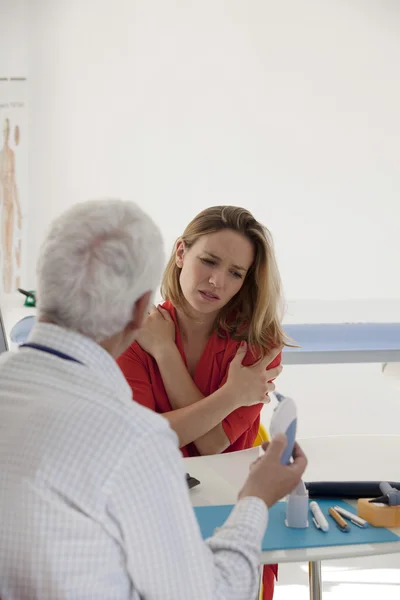 DONNA IN CONSULTAZIONE, DIALOGO — Foto Stock