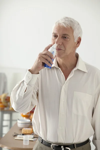 El hombre se lava la nariz con agua —  Fotos de Stock