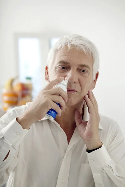 Man wast zijn neus met water — Stockfoto
