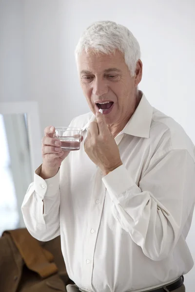 Man taking medication — Stock Photo, Image