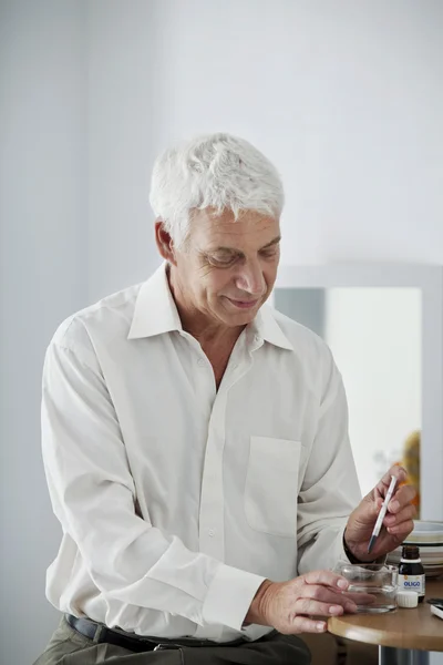 Homem preparando um medicamento — Fotografia de Stock