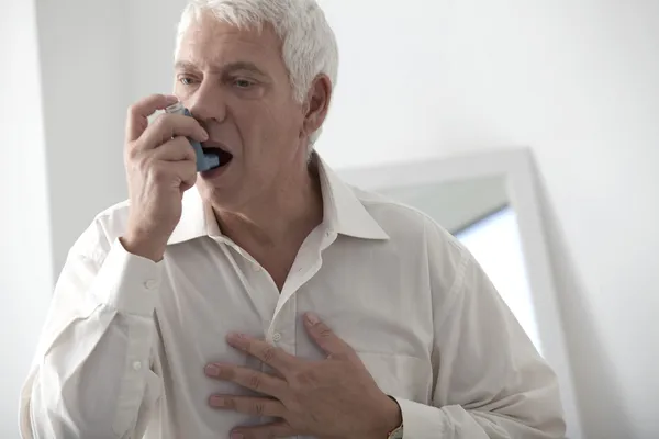 Homem faz asma inalada — Fotografia de Stock