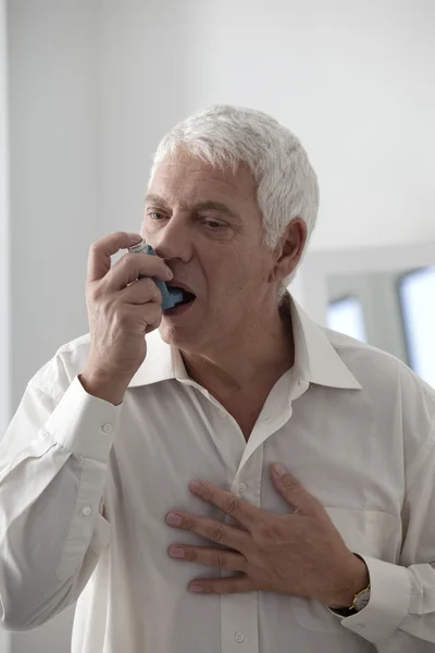 Ο άνθρωπος κάνει εισπνοής άσθμα — Φωτογραφία Αρχείου