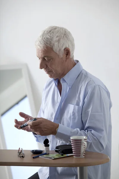 Man doing the test for sugar — Stock Photo, Image