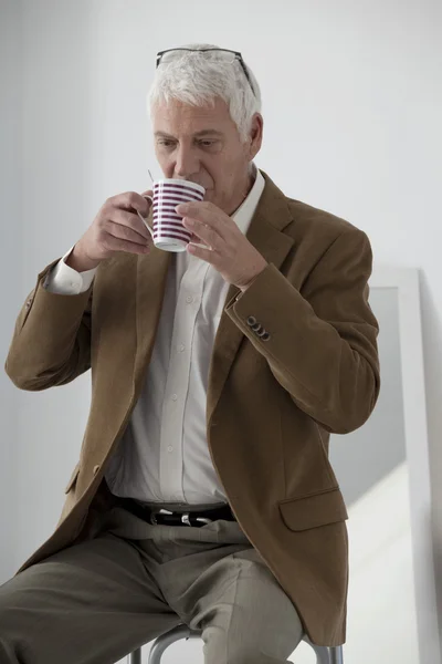 Чоловік п'є чай — стокове фото