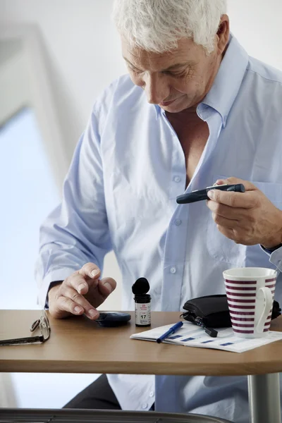 Man doing the test for sugar — Stock Photo, Image