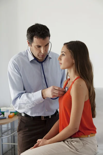 AUSCULTACIÓN, MUJER — Foto de Stock