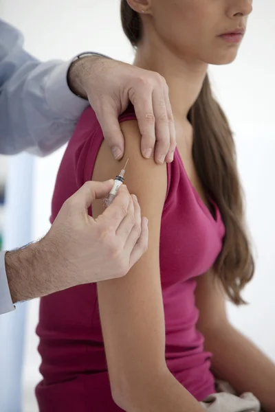 Impfung einer Frau — Stockfoto