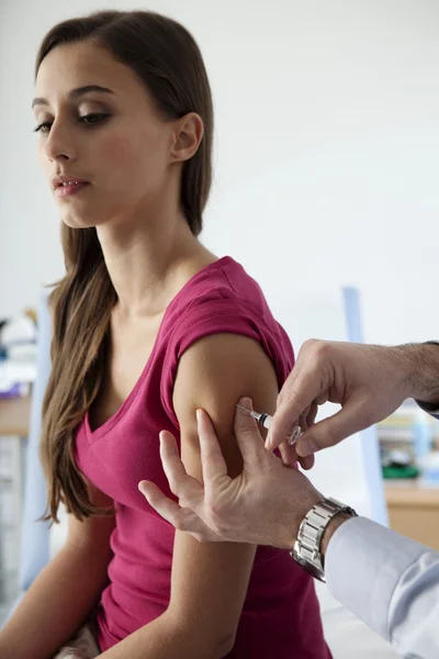 VACCINATING A WOMAN — Stock Photo, Image
