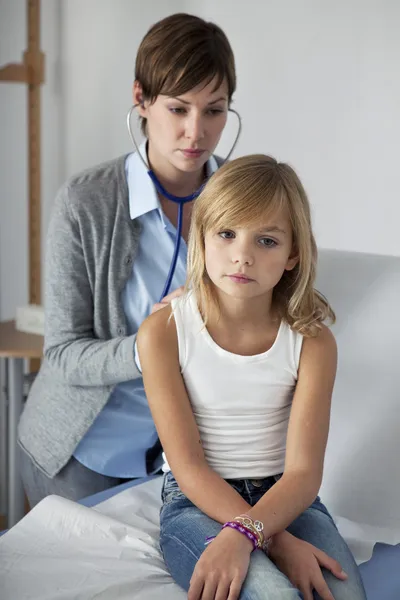 AUSCOLTAZIONE, BAMBINI — Foto Stock