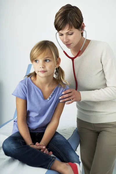 AUSCOLTAZIONE, BAMBINI — Foto Stock