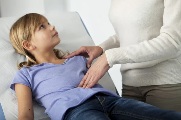 ENFANTS EN SÉMIOLOGIE ABDOMÈNE — Photo