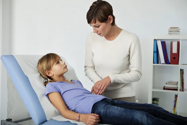 NIÑO DE LA SEMIOLOGÍA ABDOMEN — Foto de Stock