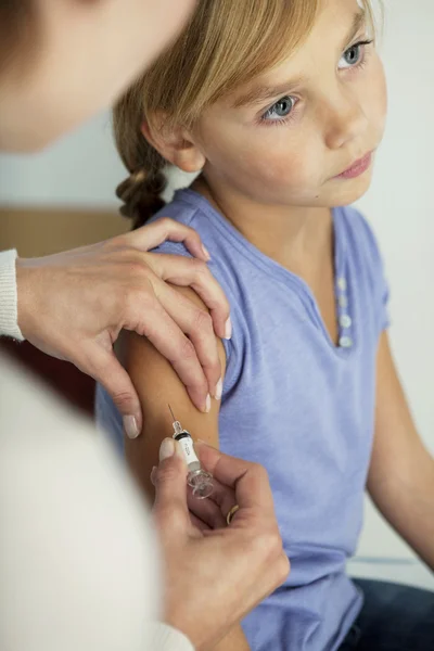 Ο εμβολιασμός ενός παιδιού — Φωτογραφία Αρχείου