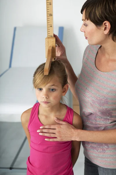 MEDICIÓN DE LA ALTURA EN UN NIÑO — Foto de Stock