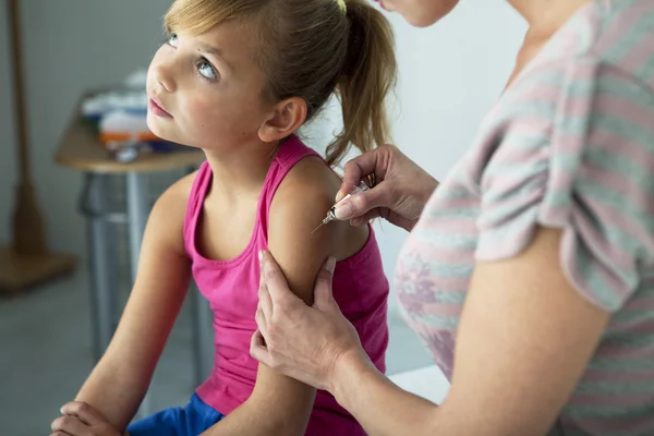 VACCINARE UN BAMBINO — Foto Stock