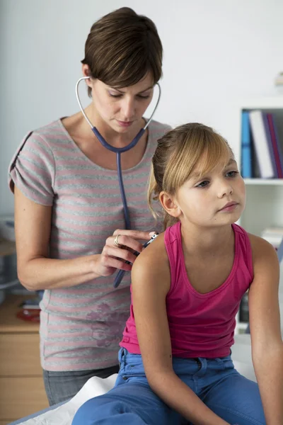 AUSCOLTAZIONE, BAMBINI — Foto Stock