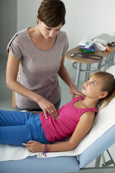 NIÑO DE LA SEMIOLOGÍA ABDOMEN — Foto de Stock