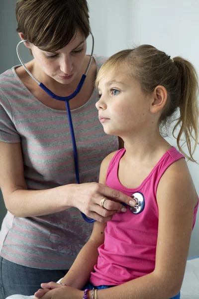 AUSCOLTAZIONE, BAMBINI — Foto Stock