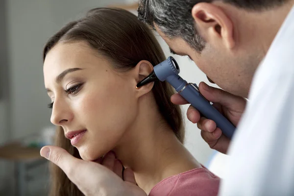 EAR NOSE & THROAT, WOMAN — Stock Photo, Image