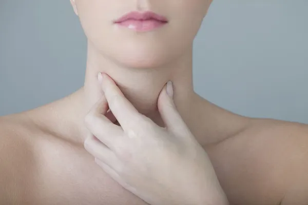 Kvinna med ont i halsen Stockbild