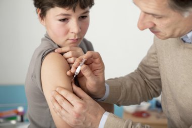 Doktor enjeksiyon çocukla koyar