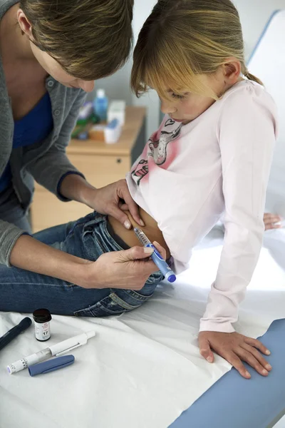 TREATING DIABETES IN A CHILD — Stock Photo, Image