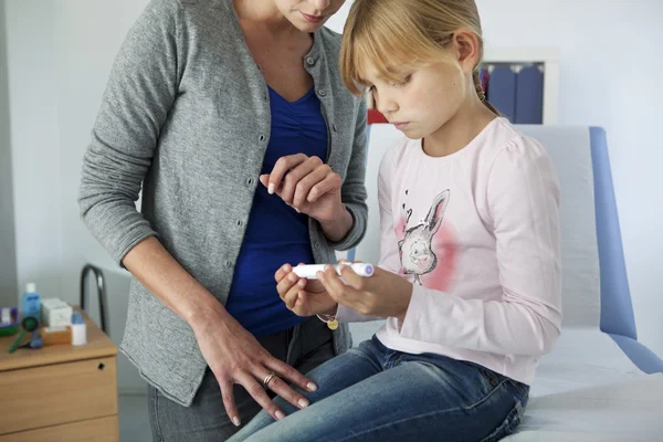 TRATAR DIABETES EN UN NIÑO — Foto de Stock