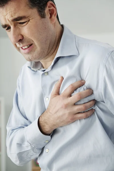 Людина з серцевим нападом — стокове фото