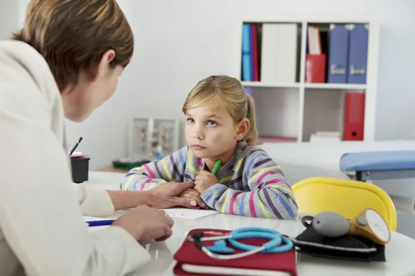 BAMBINO IN CONSULTAZIONE — Foto Stock