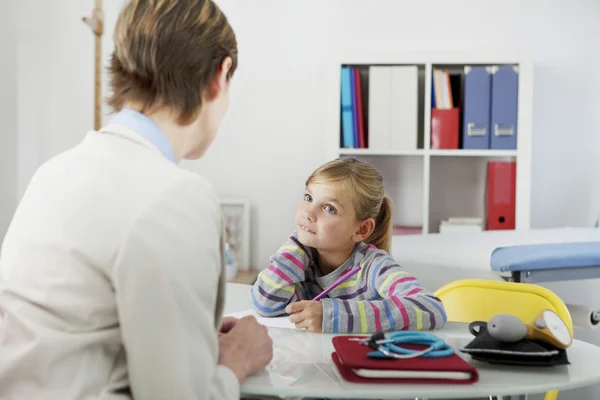 BAMBINO IN CONSULTAZIONE — Foto Stock