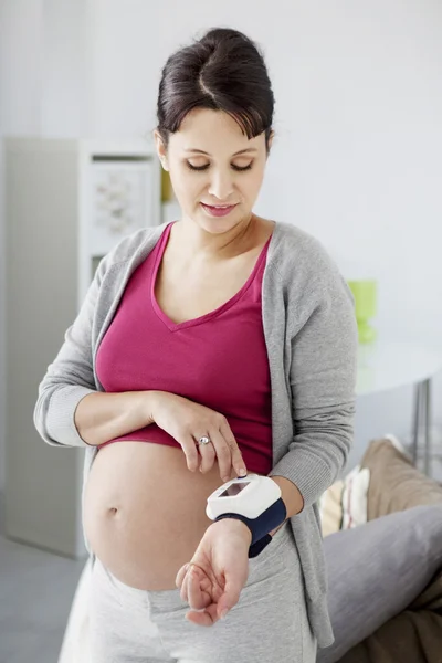 PRESIÓN SANGUÍNEA, MUJER EMBARAZADA — Foto de Stock