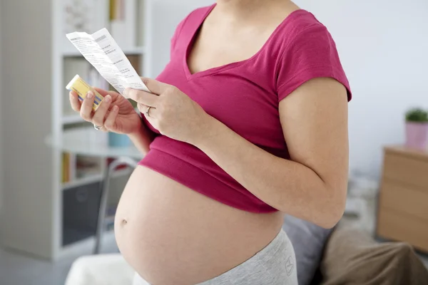 Schwangere nimmt Medikamente — Stockfoto
