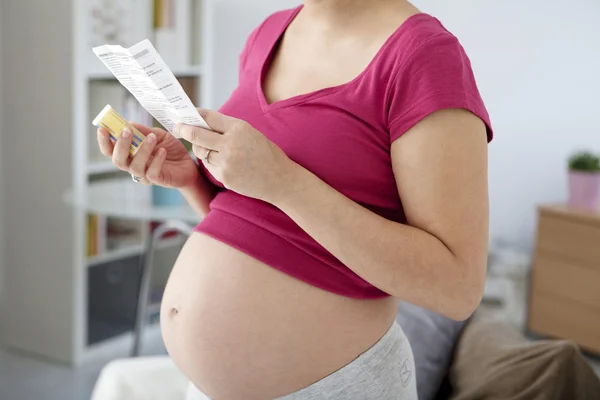 Zwangere vrouw nemen medicatie — Stockfoto