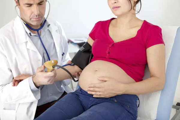 BLOOD PRESSURE, PREGNANT WOMAN — Stock Photo, Image