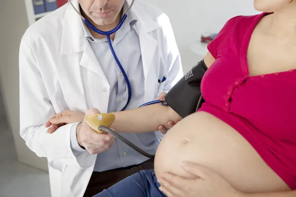 BLOOD PRESSURE, PREGNANT WOMAN — Stock Photo, Image