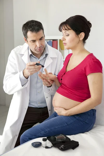 Badania na cukrzycę kobieta w ciąży — Zdjęcie stockowe