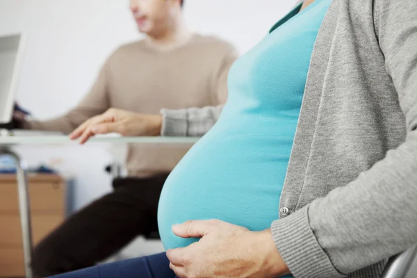 DONNA PREGNANTE IN CONSULTAZIONE — Foto Stock