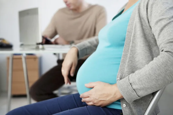 Schwangere in Absprache — Stockfoto