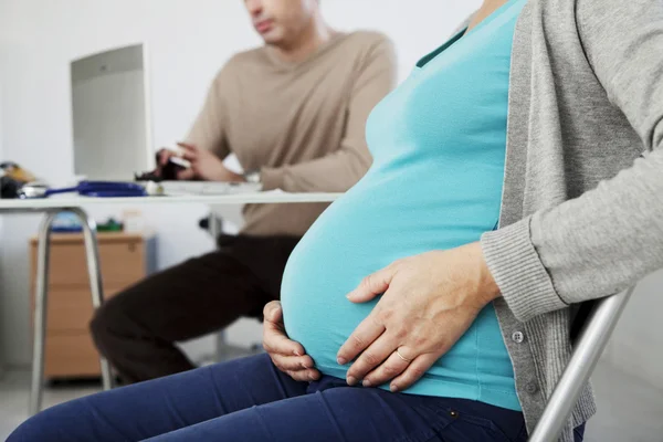 MUJER EMBARAZADA EN CONSULTA — Foto de Stock