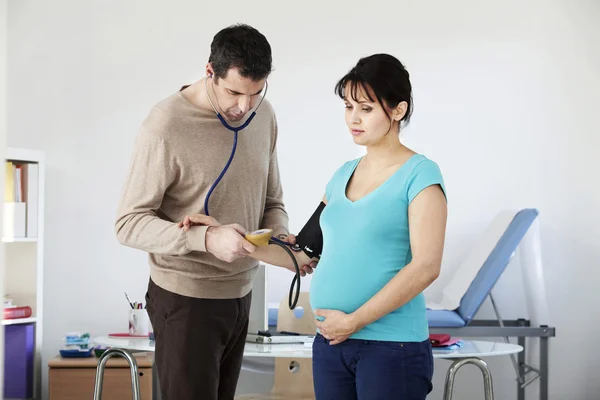 Krevní tlak, těhotná žena — Stock fotografie