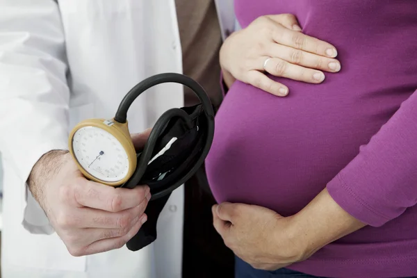 DONNA PREGNANTE IN CONSULTAZIONE — Foto Stock