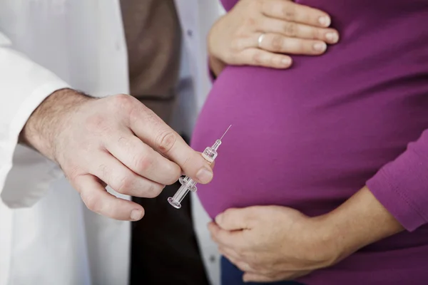 VACINANDO UMA MULHER PREGNANTE — Fotografia de Stock