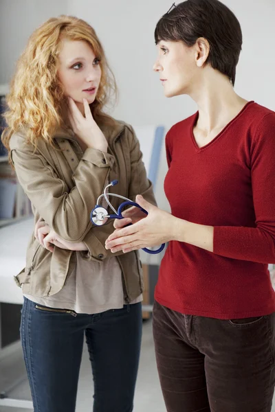 MUJER EN CONSULTA — Foto de Stock