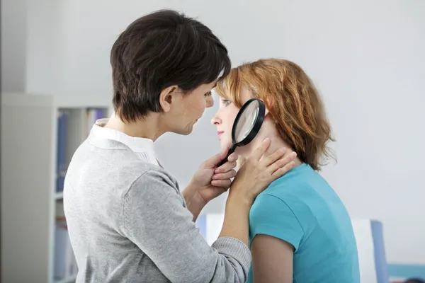 MUJER DE CONSULTA DE DERMATOLOGÍA — Foto de Stock