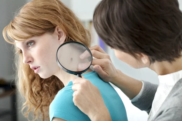 MUJER DE CONSULTA DE DERMATOLOGÍA — Foto de Stock