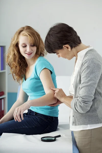 MUJER DE CONSULTA DE DERMATOLOGÍA — Foto de Stock